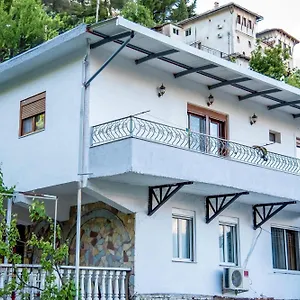 Pensión Grandma's, Gjirokastër